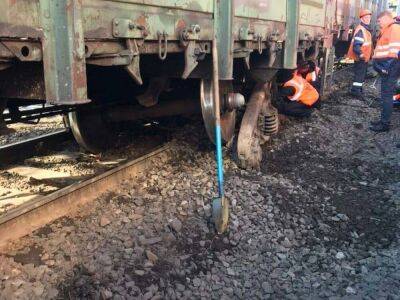 В Дагестане сошли с рельсов 12 вагонов грузового поезда