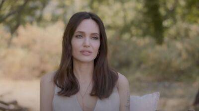 Джоли в дорогом платье с прозрачным верхом пококетничала на камеру: "Хороша везде"