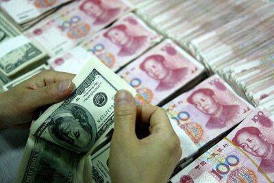 Курс юаня снизился к доллару в понедельник на коронавирусных опасениях инвесторов
