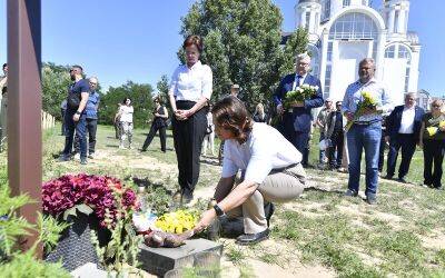 Находящаяся в Украине первая леди Литвы почтила память жертв в Ирпене и Буче