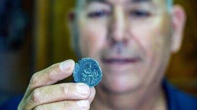 В Израиле найдена редчайшая монета с изображением Рака и богини Луны