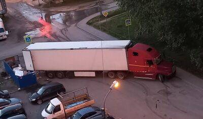Тюменец возмущен: на Лесобазе водитель фуры выгружал отходы на контейнерной площадке