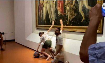 Экоактивисты в галерее Уффици приклеили себя к картине Ботичелли «Весна»