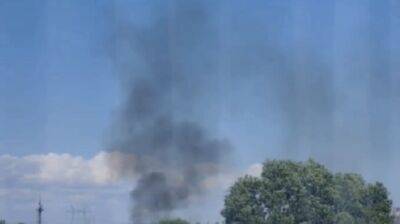 В окупованому Бердянську пролунав вибух, здіймається дим над заводом