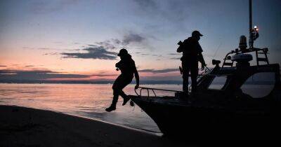 В Эгейском море греческие военные вытолкали в воды Турции лодку с нелегалами (видео)