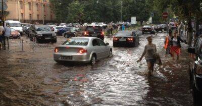 Автомобили и улицы под водой: на Москву обрушился мощный ливень (видео)