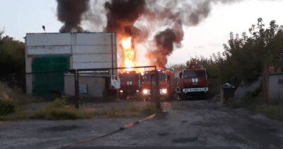 На нефтебазе в Донецке всю ночь бушевал пожар, горят цистерны с ГСМ (видео)