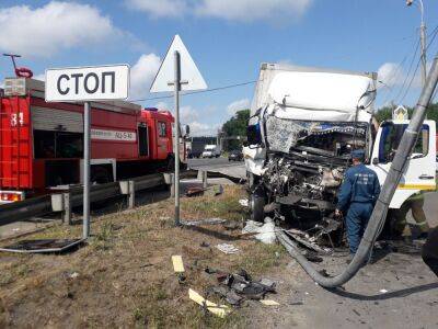 На М10 в Тверской области два грузовика столкнулись на светофоре