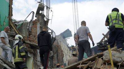 Разбор завалов в Чугуеве: спасатели достали погибшего, еще двух людей ищут