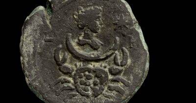В Израиле нашли редкую монету с изображением рака и римской богини Луны (фото)