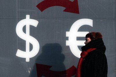 Курс доллара на Мосбирже поднялся выше 60 рублей, евро — выше 61 рубля