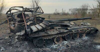 СБУ опубликовала кадры уничтожения российских танков Т-72 ударными дронами (видео)