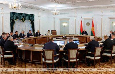 «Вопрос успешной уборочной для Беларуси – стратегический»: Лукашенко провел совещание с главами регионов Беларуси