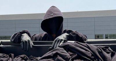 Жители Лос-Анджелеса копаются в мусорных баках в поисках одежды Balenciaga