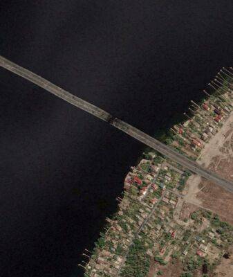 Міст як решето: у мережі з'явилися перші кадри наслідків удару по Антонівському мосту