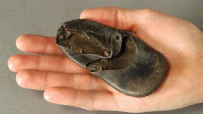 Как сохранить историческую память: гора детской обуви погибших в Освенциме разрушается
