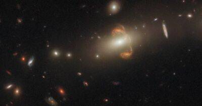 Уникальный снимок. Телескоп Хаббл запечатлел зеркальное отражение галактики (фото)