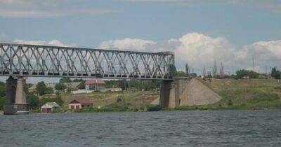 Не только автомобильный: оккупанты признали обстрел Антоновского ж/д моста через Днепр