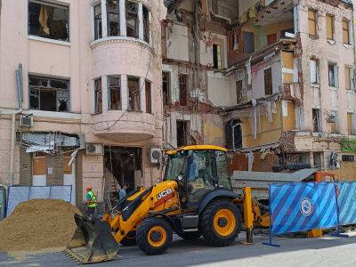 Возле одного из самых разрушенных домов в центре Харькова восстанавливают коммуникации