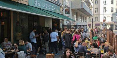 Кафе Зеленский: как украинским беженцам в Германии помогают отвлечься от войны — DW