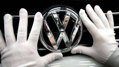 Тающие доходы россиян, продажа Volkswagen в Калуге и СМС от Сбера на 33% дороже. Главные экономические новости дня
