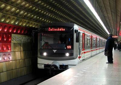 Человек упал на рельсы в метро Праги