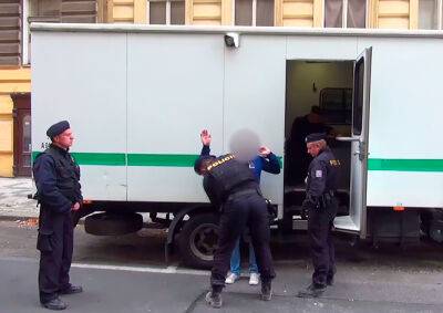 Полиция по делам иностранцев обнаружила на пражских стройках 48 нелегалов: видео