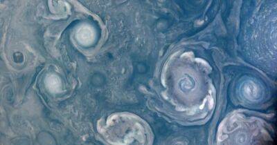 Аппарат "Юнона" сделал снимки удивительных погодных явлений на Юпитере (фото)