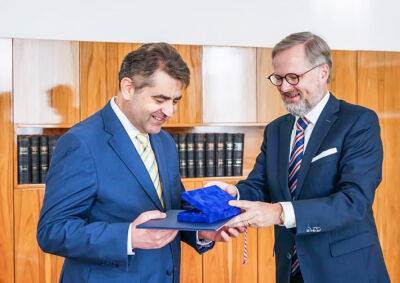 Премьер Чехии наградил посла Украины памятной медалью