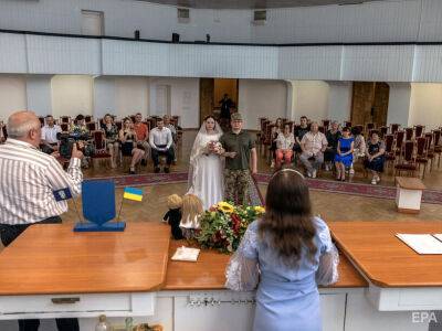 "Свадебный бум". В Киеве с начала войны поженились более 9 тыс. пар