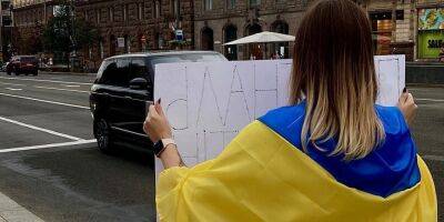 «Посигналь, если Путин ху*ло». Слава Демин опубликовал видео киевлянки, устроившей флешмоб на Крещатике - nv.ua - Украина - Киев