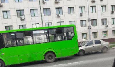 В Тюмени на улице Мельникайте легковушка влетела под микроавтобус