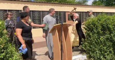 Вооружился крестом: священник УПЦ устроил драку на похоронах украинского бойца (видео)