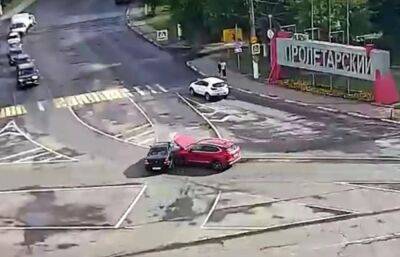 Момент ДТП на проспекте Калинина в Твери с участием двух автомобилей попал на видео