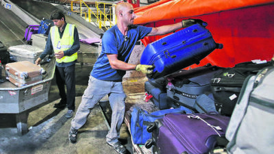 Пассажирам рейса в Израиль велели сдать ручную кладь в багаж, но забыли загрузить в самолет
