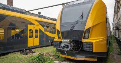 ФОТО: В Латвию доставлен второй состав нового электропоезда