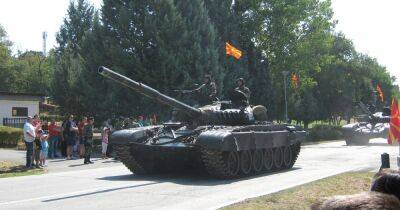Уже на пути в Украину: Северная Македония передала ВСУ десятки танков Т-72 (видео)