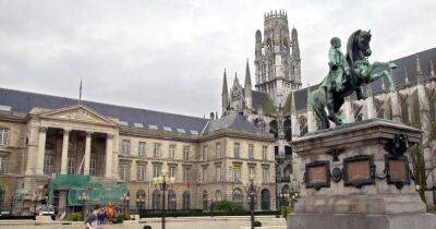 Вместо феминистки во Франции восстановили статую Наполеона, стоявшую с 1865 года