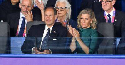 Елизавета II - принц Чарльз - принц Эдвард - Софи Уэссекская в ослепительном изумрудном платье посетила Игры Содружества - focus.ua - Украина - Англия