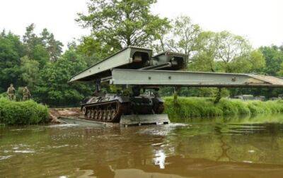 ФРГ обещает Украине танки для создания переправ