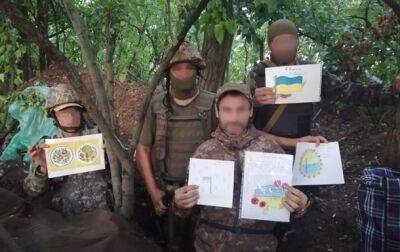 Дети Киевщины передали рисунки военным на фронт