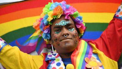 Getty Images - Первый гей-парад с начала пандемии собрал в Лондоне более миллиона участников - fokus-vnimaniya.com - Лондон - Бангладеш