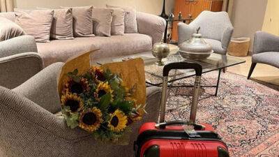 С одним чемоданом и букетом цветов: Яир Лапид с супругой поселились на Бальфур