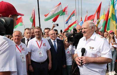 «Задала главный вопрос в жизни любого Президента!» Лукашенко пообщался с участниками «Поезда Памяти»