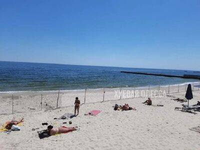 На одесских пляжах стали появляться заборы из сетки