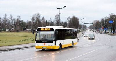 В Елгаве рейсовый автобус съехал в кювет