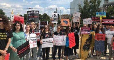 Родственники "азовцев" после массового убийства пленных в Еленовке вышли на акцию