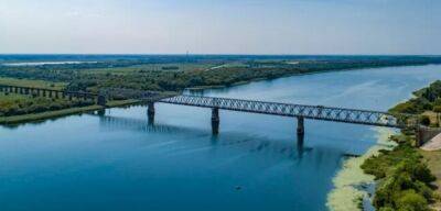 ВСУ ударили по железнодорожному мосту через Днепр в оккупированном Херсоне, движение невозможно