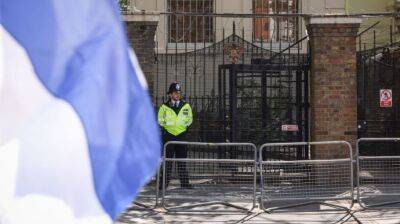 Британский депутат призвал выдворить посольство РФ после твита об убийстве "азовцев"