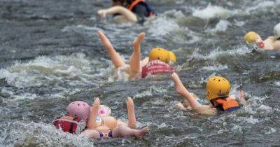 В России состоялось соревнование по заплыву на резиновых женщинах (видео)